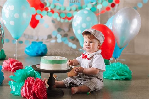 Bambino che mangia smash cake