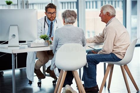 Coppia che consulta un medico specialistico per la PMA