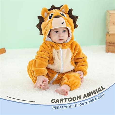 Neonato in costume da animale morbido