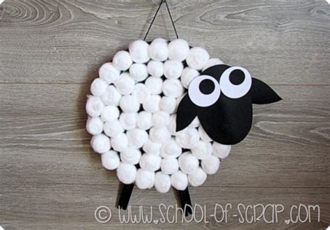 Bambino in costume da pecorella con batuffoli di cotone
