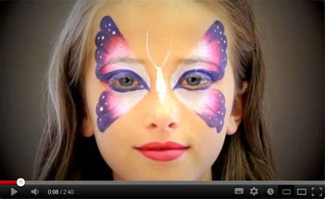 Bambina con trucco da farfalla colorato