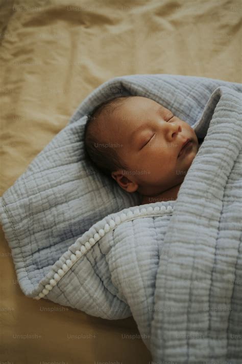 Neonato addormentato serenamente su lenzuola morbide
