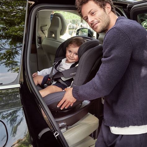 Bambino con cinture di sicurezza allacciate nel passeggino
