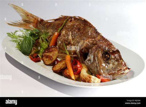 Piastra di pesce grasso con verdure