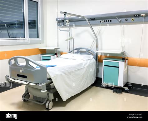 Stanza di ospedale luminosa e accogliente con postazione per il cambio neonato