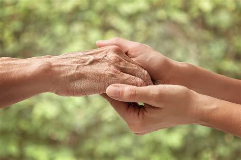 Mani di una madre che stringono quelle di un bambino