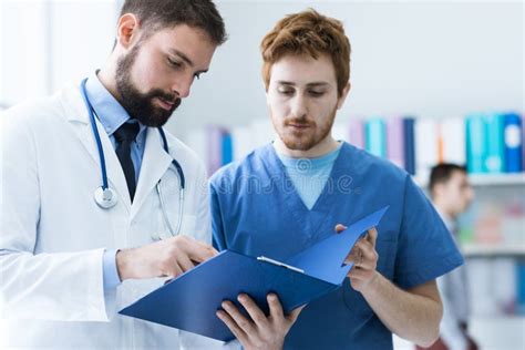 Medico che spiega i risultati degli esami a un paziente