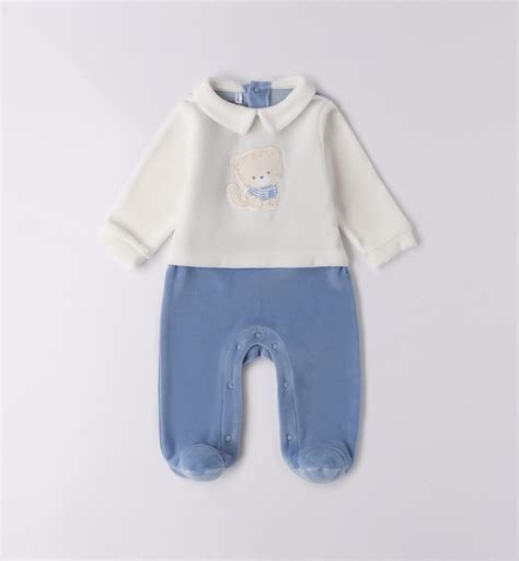 Dettaglio zip su tutina neonato