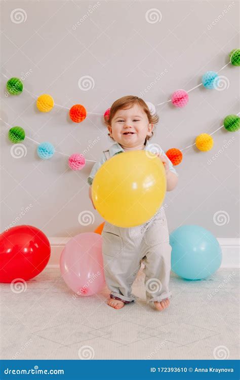 bambino che festeggia il primo compleanno con palloncini