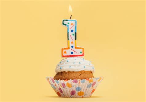 torta di compleanno con candelina numero 1