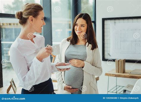 Donna incinta che esamina il suo grembo