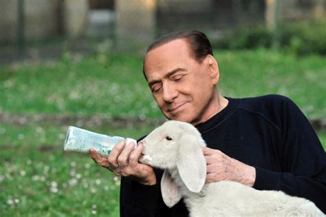 Silvio Berlusconi che allatta un agnellino