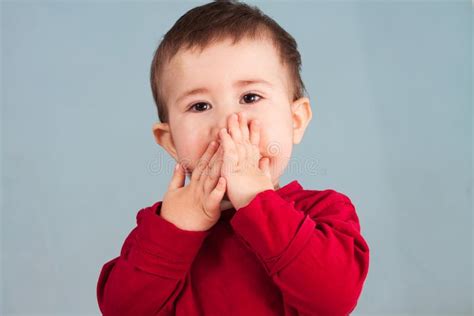 Bambino con le mani in bocca