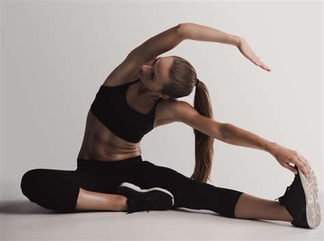 Donna che pratica sport, simboleggiando la flessibilità dell'anello