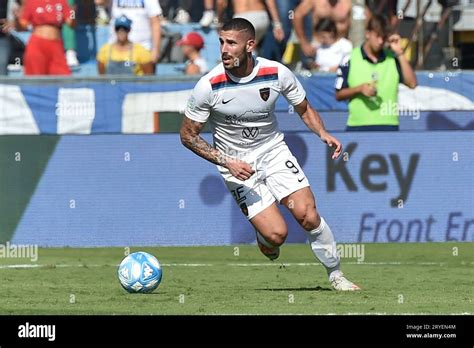 Gennaro Tutino in maglia Cosenza durante un'esultanza