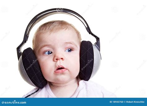 Bambino che ascolta la madre cantare