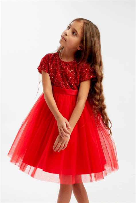 Bambina con vestito elegante per Battesimo invernale
