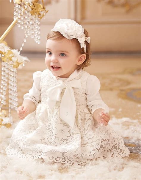 Genitori vestiti elegantemente per il Battesimo