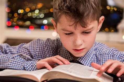 Bambino che legge un libro con filastrocca