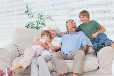 Nonni che abbracciano i nipoti
