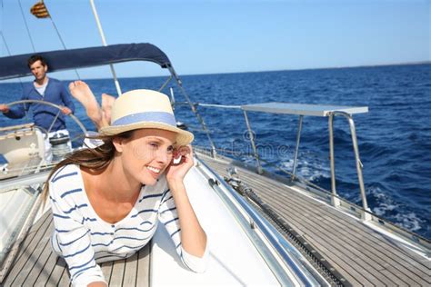 Donna incinta che si rilassa su una barca a vela