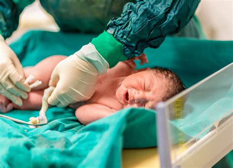 Infermiere che raccoglie il sangue dal cordone ombelicale