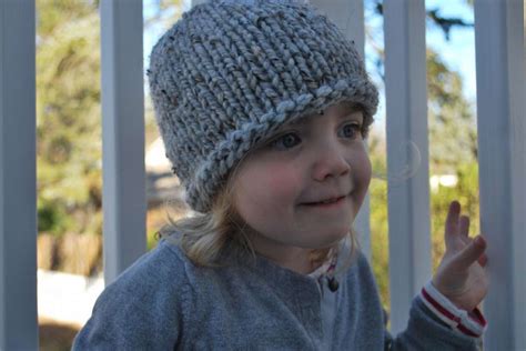 Bambino con cappello di cotone