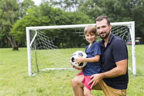 Padre che gioca con il figlio