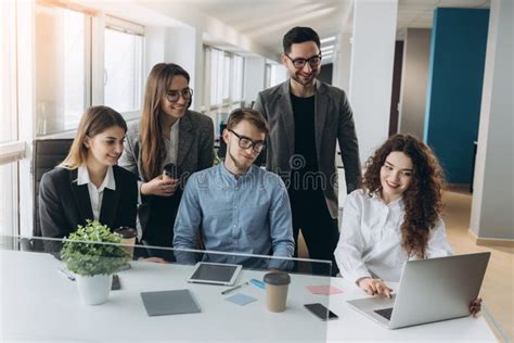 Gruppo di colleghi che collaborano in ufficio