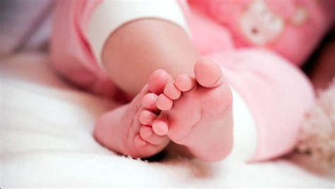 Neonata vestita con cura dai genitori