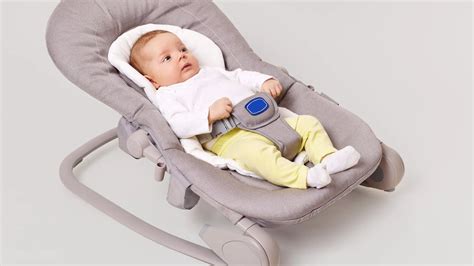 neonato rilassato in una sdraietta tecnologica