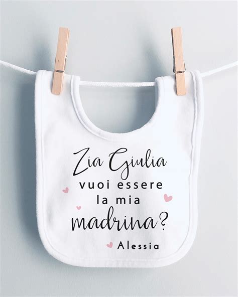 Bambino con bavaglino Battesimo