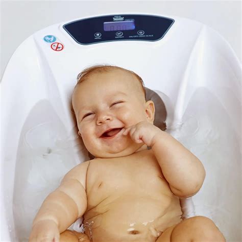 Neonato sorridente durante il bagnetto