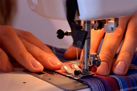 Immagine di mani che cuciono una tutina per neonato