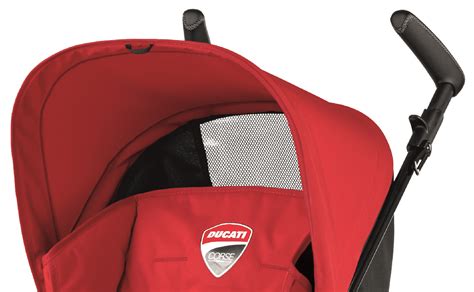 Dettagli costruttivi del passeggino Pliko Mini Ducati con cuciture a vista in ecopelle