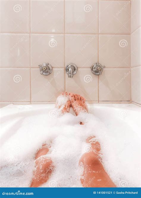 Donna che si rilassa in una vasca da bagno durante il travaglio