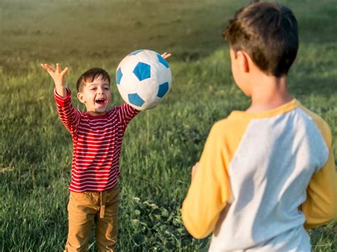 Bambini che giocano con indovinelli