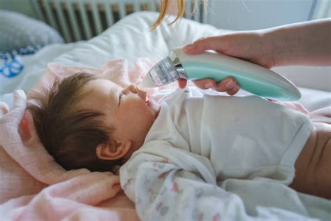 Bambino che riceve l'aspirazione nasale
