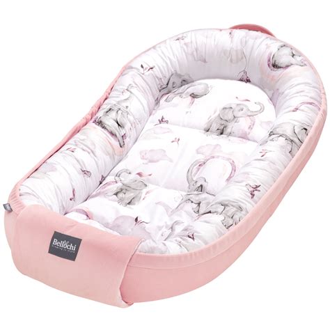 illustrazione di una culla accogliente con riduttore e paracolpi tessili morbidi