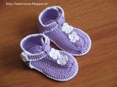 bambino con infradito all'uncinetto