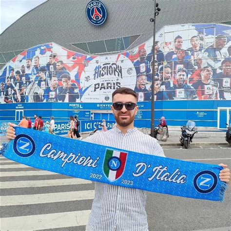 Un tifoso del Napoli con una sciarpa a tema