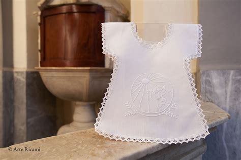 Veste bianca da battesimo con ricami