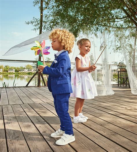 Abbigliamento bambina Chicco in una vetrina luminosa