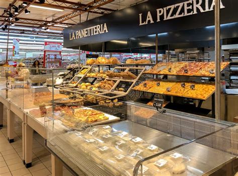 Scaffali di un moderno ipermercato con focus sul reparto igiene e infanzia