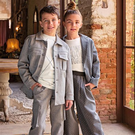 Bambini che giocano indossando abiti Sarabanda autunno/inverno