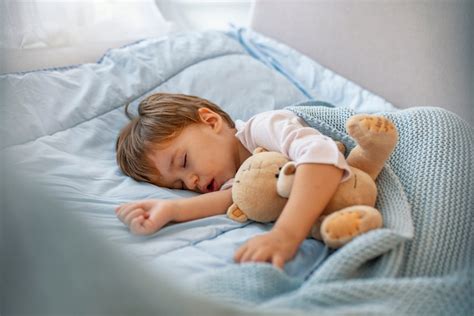 Bambino che sorride nel sonno