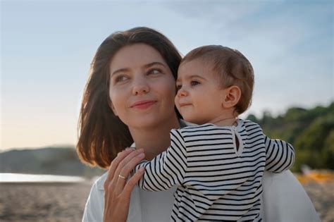 Genitore sorride al bambino