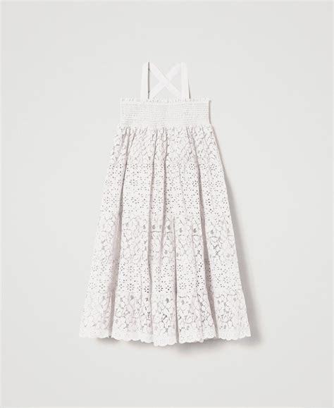 Dettaglio di un abito da battesimo in pizzo sangallo