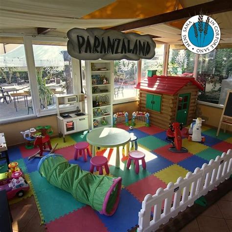 Rappresentazione di un'area giochi interna in una pizzeria