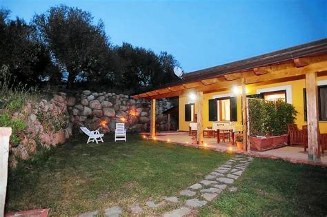 Esterno di un agriturismo con giochi e animali